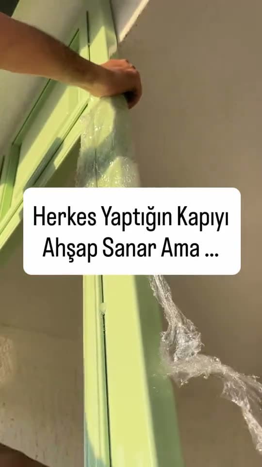 Ahşap görünümlü metal kapı